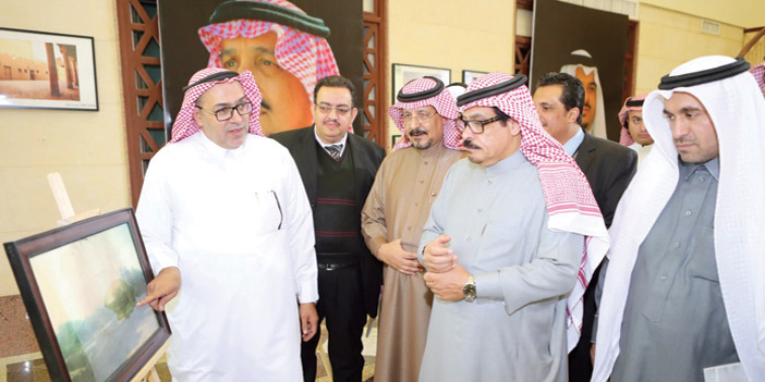  المحافظ خلال الجولة في المعرض المصاحب