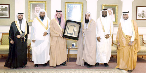  محافظ الأحساء يتسلّم الدرع التذكاري