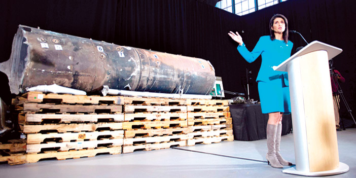 هايلي في قاعدة أمريكية أمس تشير إلى بقايا من الصاروخ الإيراني الذي أطلقه الحوثيون على الرياض