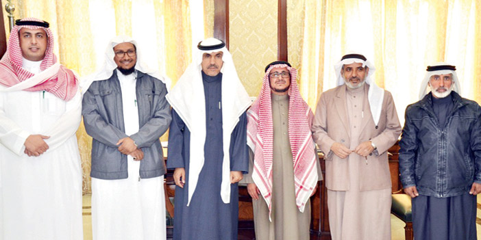  التويجري يتوسط رئيس وأعضاء مجلس جمعية «شموخ» بالمذنب