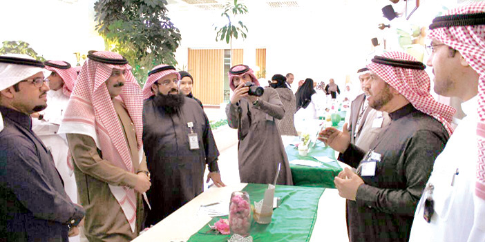  مدير الشؤون الصحية بالأحساء خلال جولته في المعرض