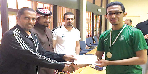  الحازمي يتسلم كأس البطولة من السعد