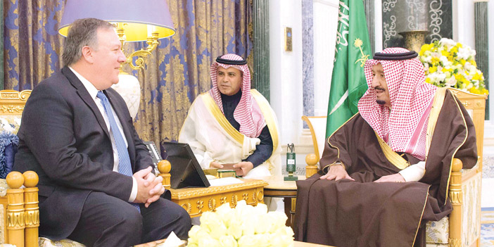  خادم الحرمين خلال استقباله المسؤول الأمريكي