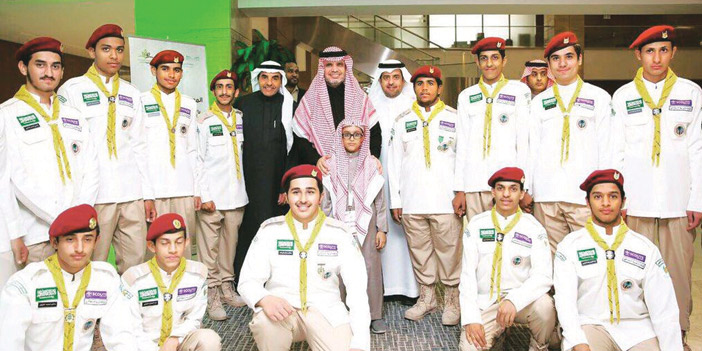   وزير التعليم د. أحمد العيسى متوسطاً الوحدة الكشفية في ثانوية النجاشي.  (واس)