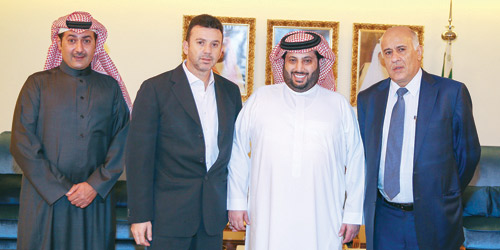  جانب من التوقيع