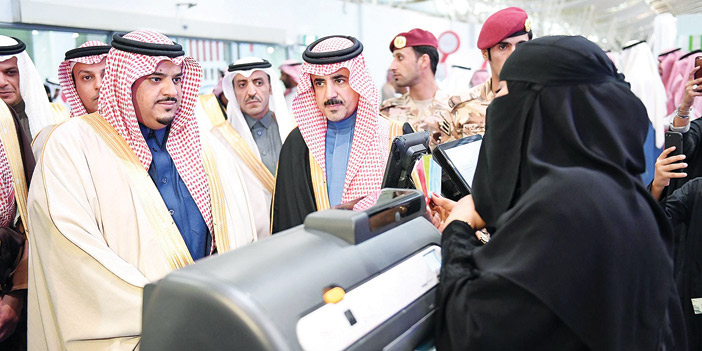   نائب أمير منطقة الرياض خلال افتتاحه المعرض