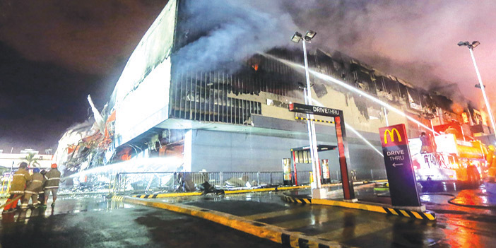  الحريق المدمر يلتهم مركز التسوق في مدينة دافاو الفلبينية