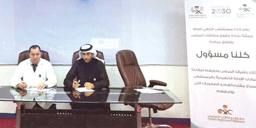  مدير المستشفى والمدير الطبي لحظة إطلاق المبادرة