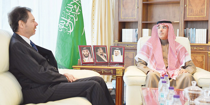  وزير الثقافة والإعلام خلال استقباله السفير الاسباني