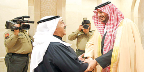  نائب رئيس الوزراء الكويتي مستقبلاً الأمير تركي بن محمد