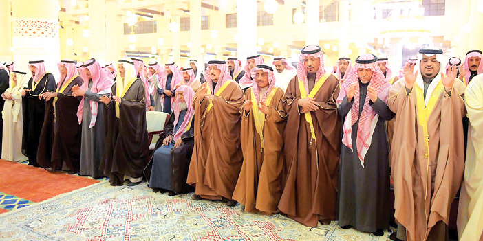 أمير منطقة الرياض وسمو نائبه يؤديان صلاة الميت على الأميرة نورة بنت سعود بن هذلول 