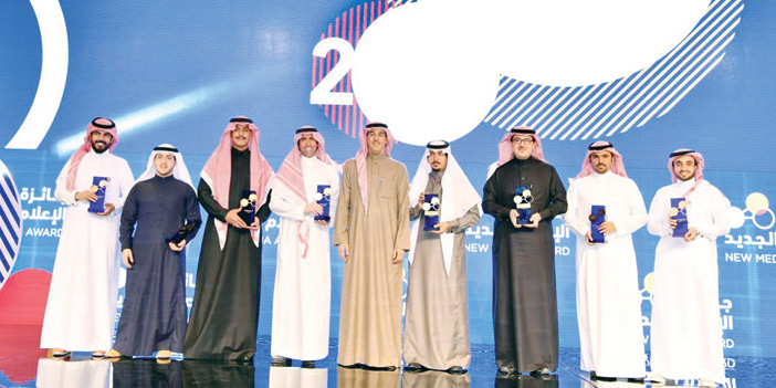  د. العواد في صورة جماعية مع الفائزين بالجائزة