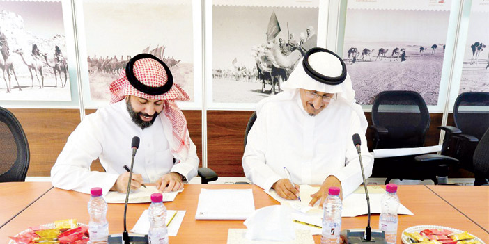  د. السماري والمزيني خلال توقيع الاتفاقية