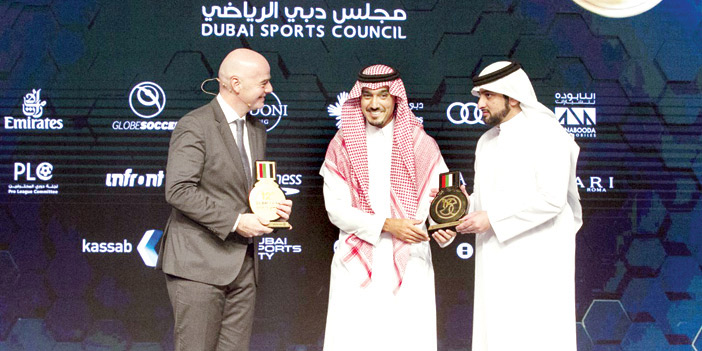  الأمير عبد العزيز بن تركي الفيصل يتسلم الجائزة من الشيخ أحمد بن محمد بن راشد