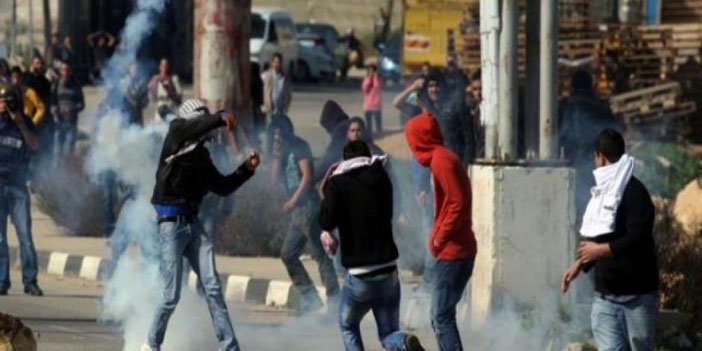 آلاف الفلسطينيين يتظاهرون وإصابة 50 شخصاً برصاص الاحتلال 