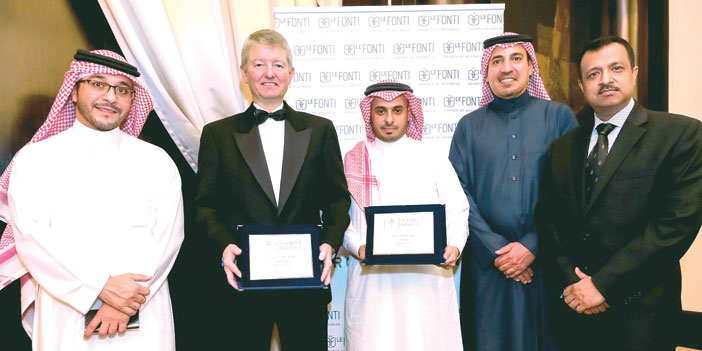  ممثلو البنك الأول خلال استلامهم جوائز لوفونتي في دبي