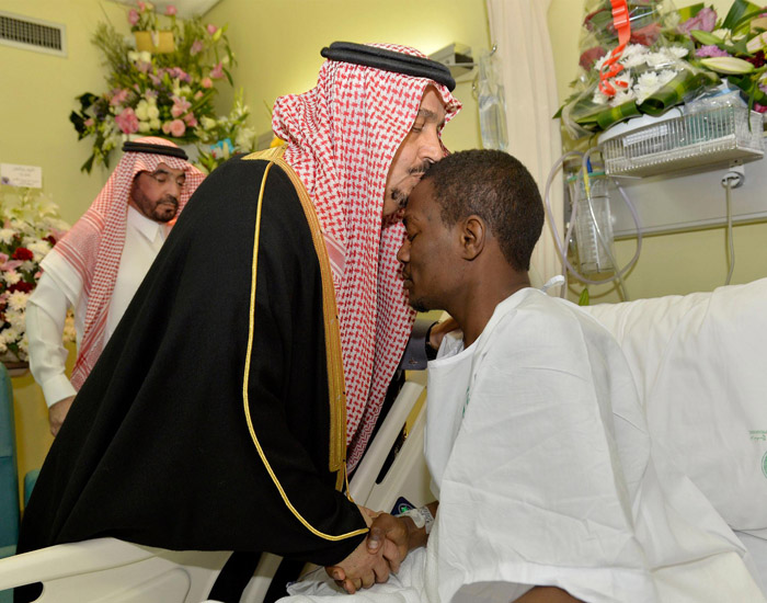 أمير الرياض يزور البطل عواجي