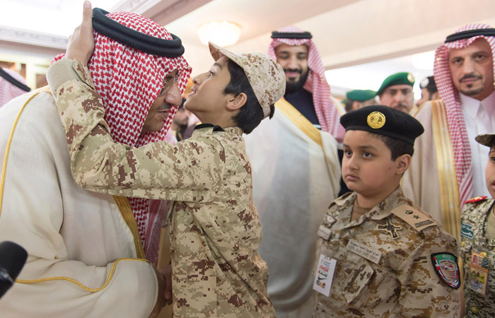 لفتة أبوية.. نائب الملك يلتقي أبناء الشهداء