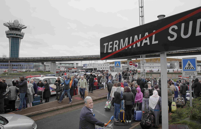 هجوم يشل الحركة في مطار أورلي بباريس