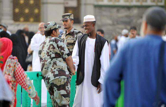 بالابتسامة.. قوات الطوارئ تستقبل ضيوف الرحمن