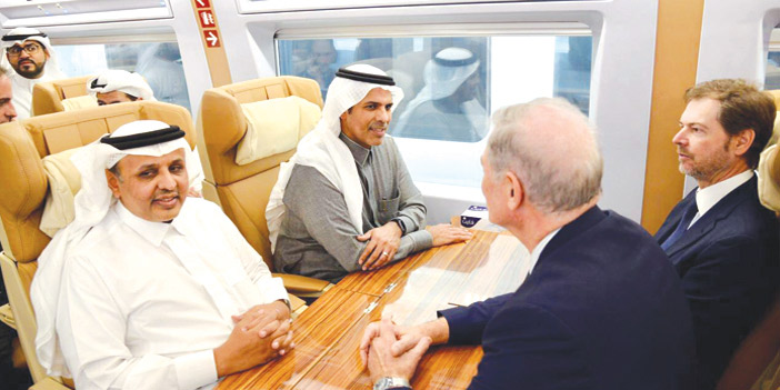  وزير النقل يستقل أول رحلة من المدينة المنورة إلى مكة المكرمة