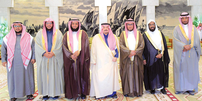  الأمير فيصل بن بندر خلال استقباله رئيس وأعضاء الجمعية