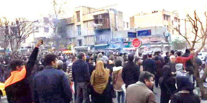  تواصل الاحتجاجات الشعبية الإيرانية وسط تعتيم إعلامي من السلطات على عدد القتلى