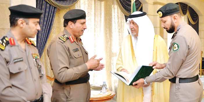  سموه خلال تسلمه التقرير