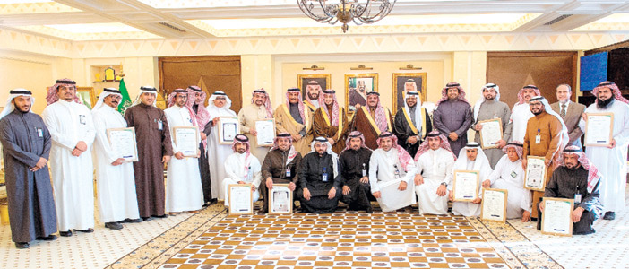  (لقطة جماعية لمسؤولي صحة القصيم مع سموه وسمو نائبه)