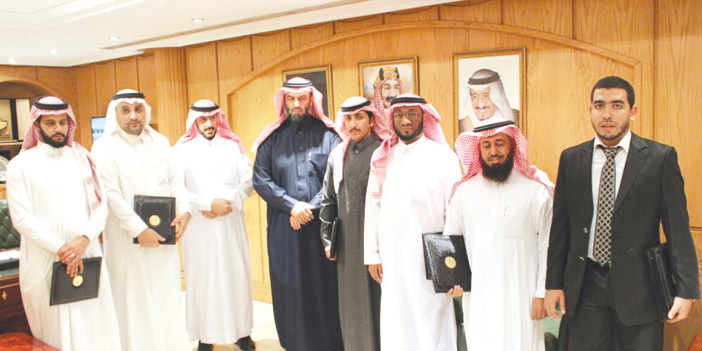  بعض المكرمين يتوسطهم الغنام