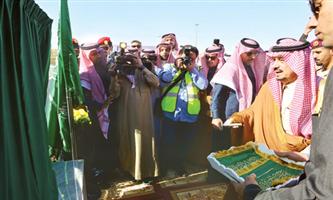 أمير منطقة الرياض يدشن تطوير طريق الأمير تركي الأول ووضع حجر أساس جسر «العروبة» 