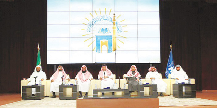  مدير الجامعة وعدد من القيادات يشرحون معايير اللائحة