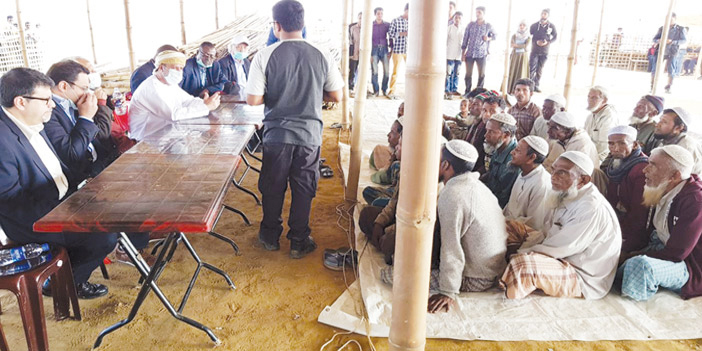   جانب من زيارة وفد الهيئة إلى مخيمات الروهينجيا المهجرين