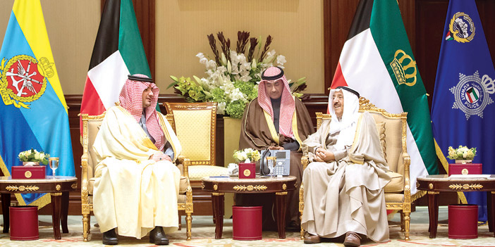   سمو أمير الكويت خلال استقباله سمو وزير الداخلية