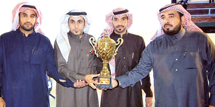  العبد الكريم والعطا الله يسلِّمان الكأس لصاحب الجواد الفائز