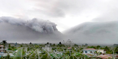  الأدخنة تتصاعد من فوهة بركان مايون