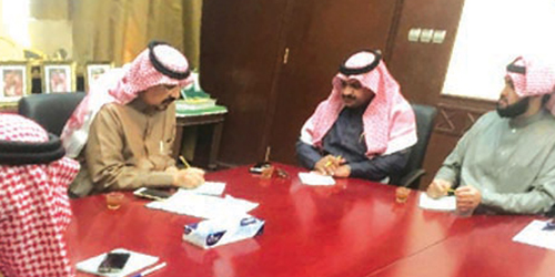  مدير عام عمل وتنمية الرياض خلال لقائه محافظ وادي الدواسر