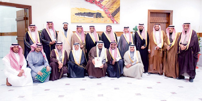  أمير منطقة القصيم مع رئيس وأعضاء اللجنة