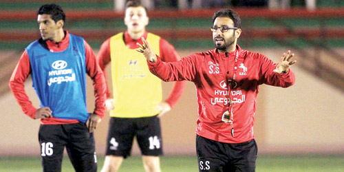   الشهري يوجّه لاعبي الاتفاق في الحصة التدريبية