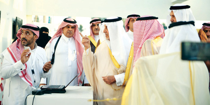   الأمير خالد الفيصل في أحد أجنحة التطبيقات