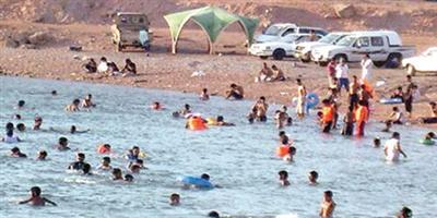 شواطئ تبوك تشهد إقبالاً متزايداً من الزوار والمتنزهين 