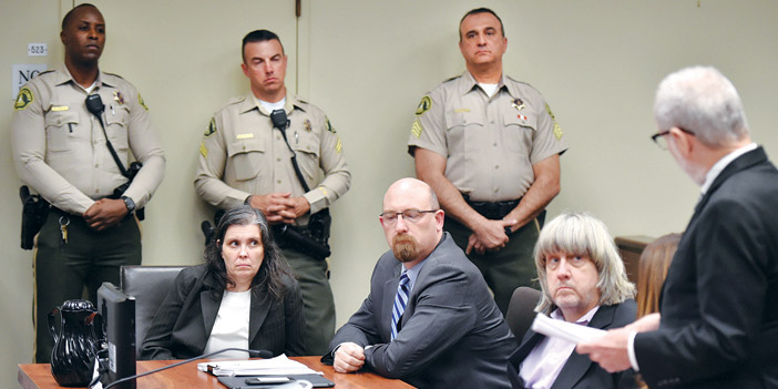  ديفيد تيربن وزوجته لويز (49 عاماً) خلال مثولهما للمحاكمة الخميس