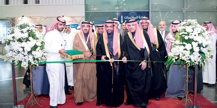  لحظة قص الشريط