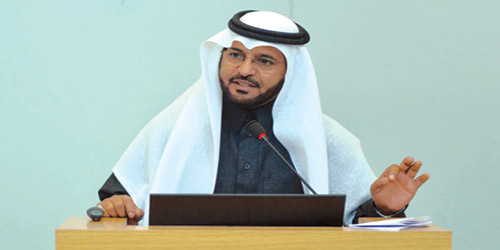  الخمعلي متحدثاً خلال الاجتماع