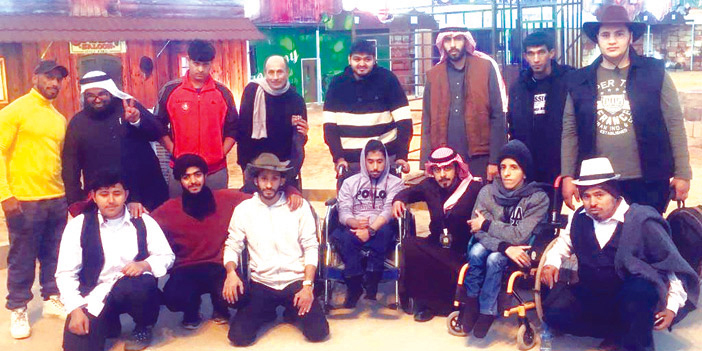  بعض ذوي الاحتياجات الخاصة في لقطة مع أعضاء مسرحية الكوبوي