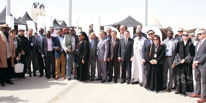  الدبلوماسيون داخل المهرجان في جولة شملت كافة الأقسام