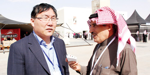  السفير الصيني متحدثاً للزميل عوض القحطاني