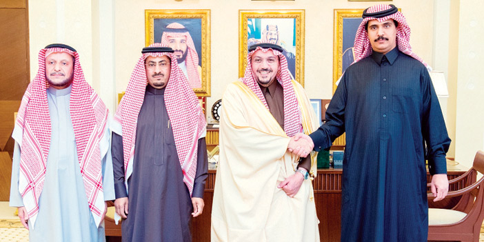  لقطة جماعية للوكلاء وصالح الحجيلان مع سمو أمير القصيم