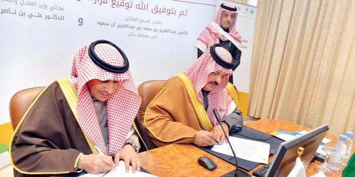   سموه ووزير العمل والتنمية الاجتماعية يوقِّعان توطين الوظائف