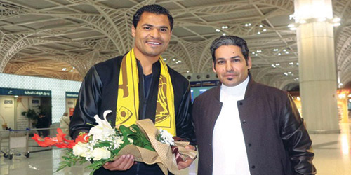  الصاعدي مستقبلاً السيفي في المطار